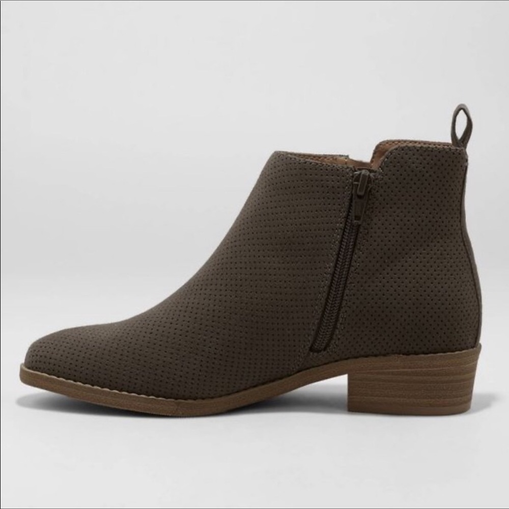 Women's Universal Thread
Shoes Universal Standard
Marlis Bootie nwt - Picture 2 of 10